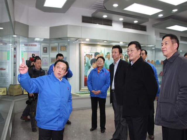 米兰（中国）集团董事长刘荣富向葛市长等相关领导介绍公司发展史