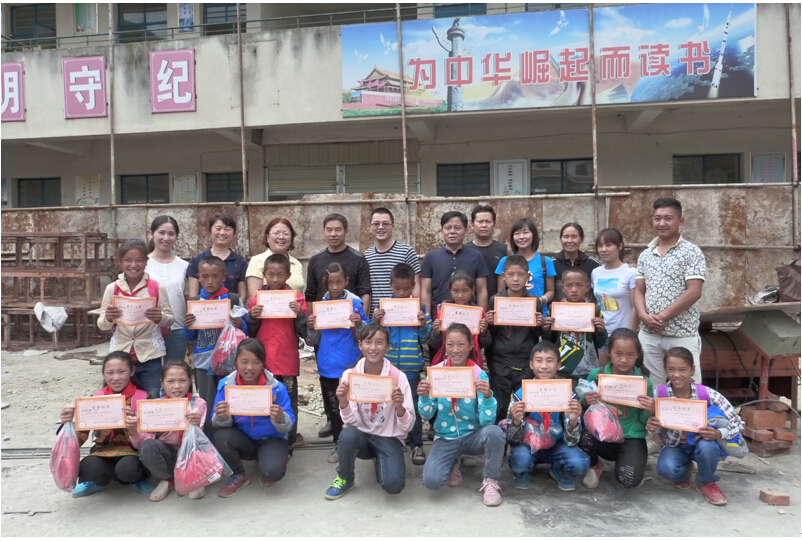 米兰（中国）集团党支部与学生合影