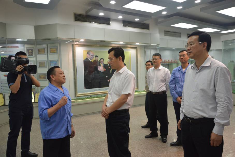 米兰（中国）集团刘荣富董事长向胡元坤部长介绍公司发展史