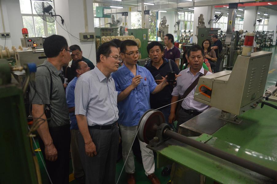 中国轻工业职工思想政治工作研究会领导参观米兰（中国）集团制线车间