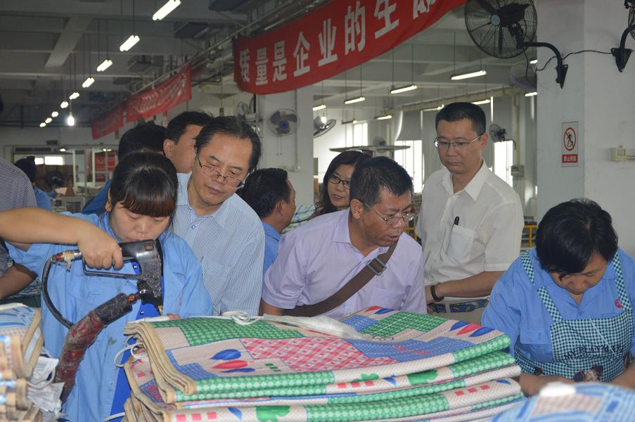 中国轻工业职工思想政治工作研究会领导参观米兰（中国）集团电热毯车间