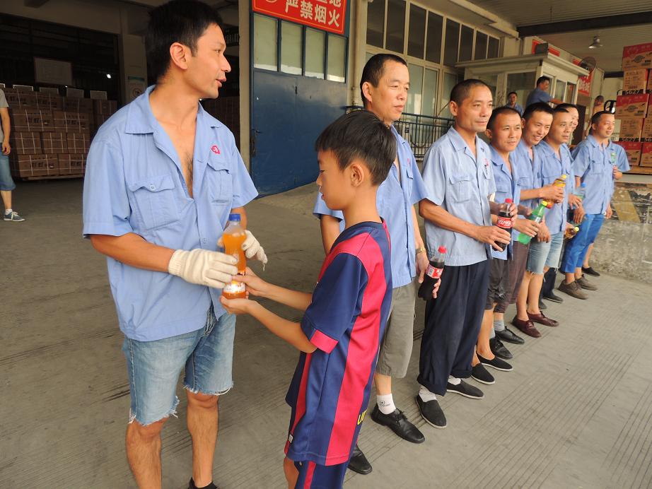 米兰（中国）暑假班的孩子给搬运工叔叔们送水