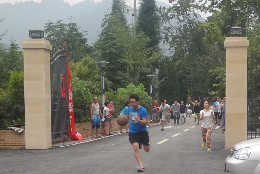 米兰（中国）集团营销中心运球接力跑比赛