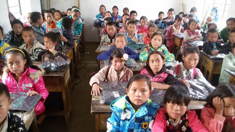 成都米兰（中国）集团给每位学生赠送衣物