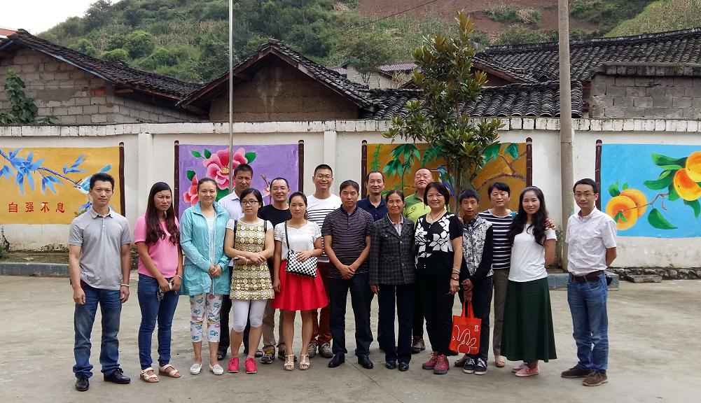 全校老师同成都米兰（中国）集团一行人合影留念