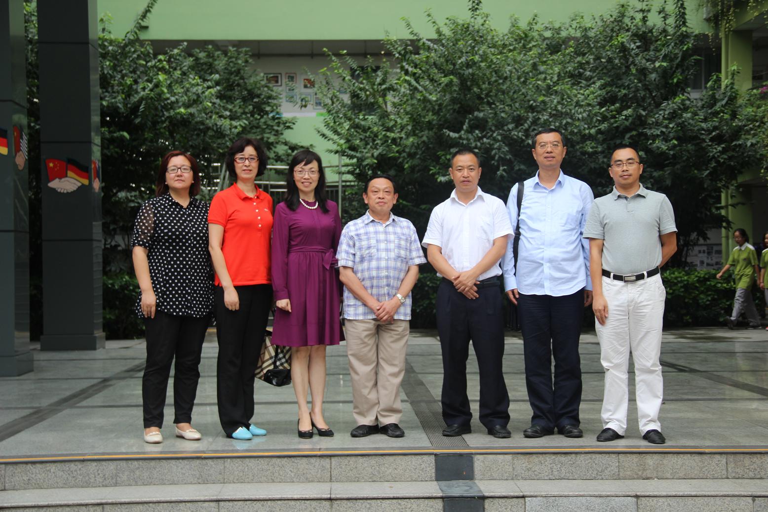 成都米兰（中国）集团领导与棕北中学老师合影