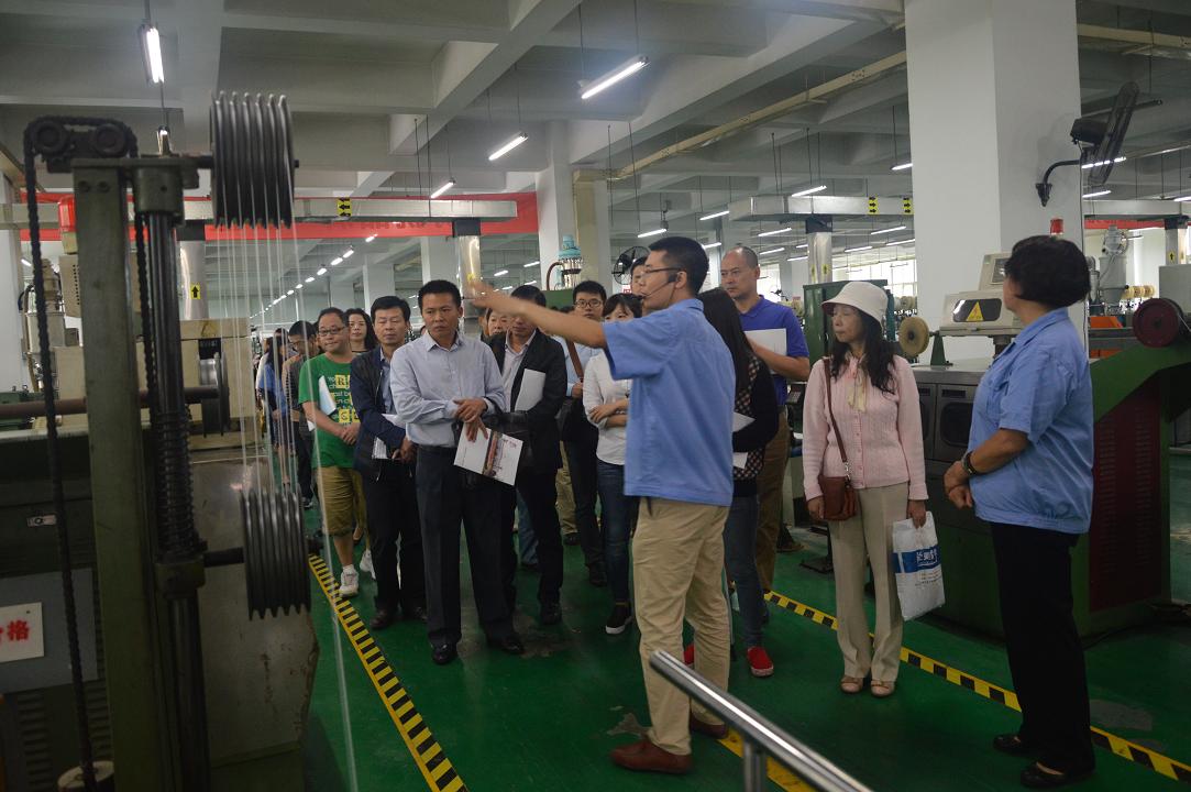 各单位工会代表参观成都米兰（中国）集团生产车间