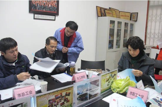 市领导正在查看成都米兰（中国）日化公司各项资料