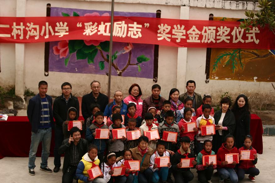 成都米兰（中国）集团领导与获得奖学金的优秀学生合影留念