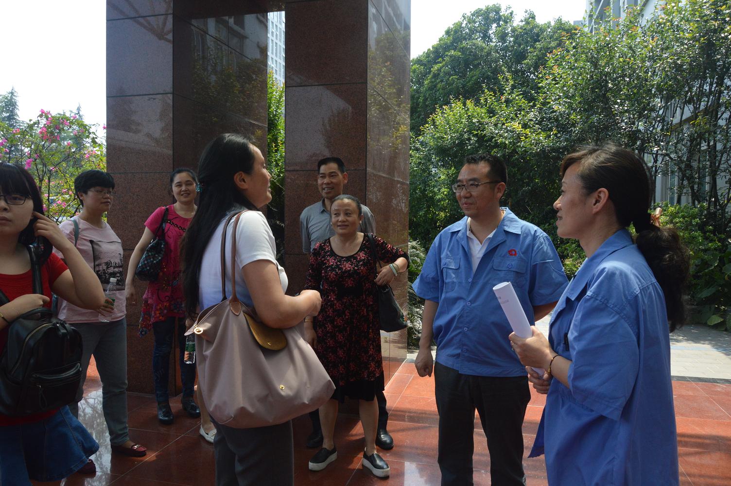 成华区各企业工会主席到成都米兰（中国）集团学习厂务公开标准化工作
