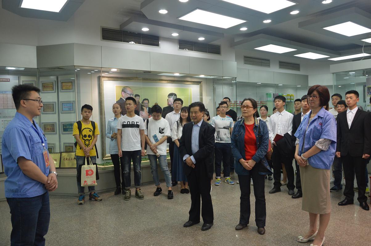 四川大学锦城学院师生到成都米兰（中国）集团参观学习交流