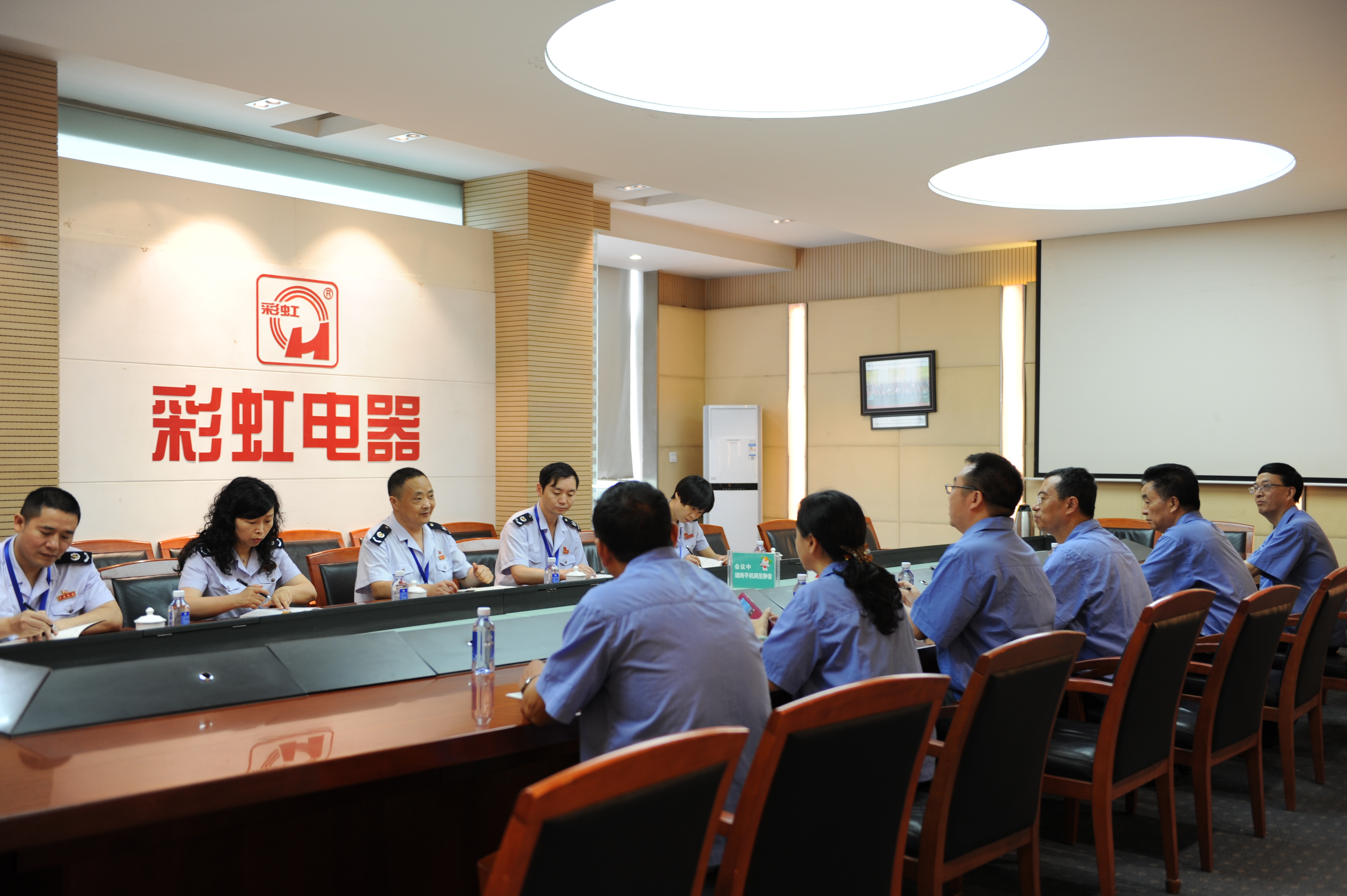 ，成都市武侯区国税局牛局长一行到成都米兰（中国）集团调研