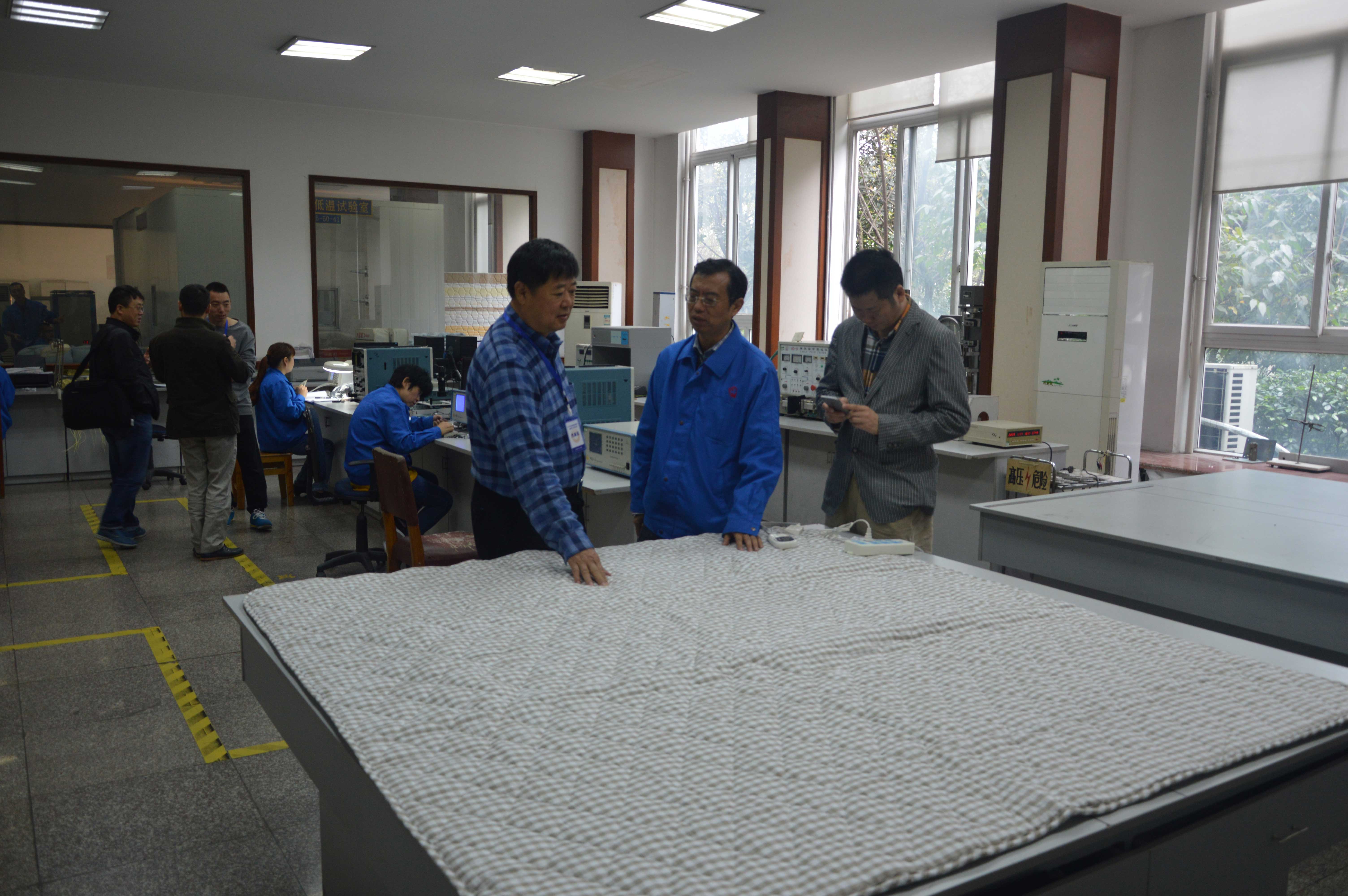 成都米兰（中国）总经理黄朝万陪同工信部及企业代表参观质量中心