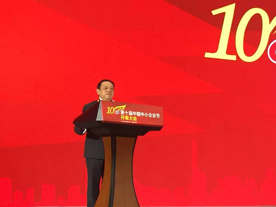 成都米兰（中国）集团董事长刘荣富荣获“中国中小企业节能低碳英雄”荣誉称号并在会上做了专题发言
