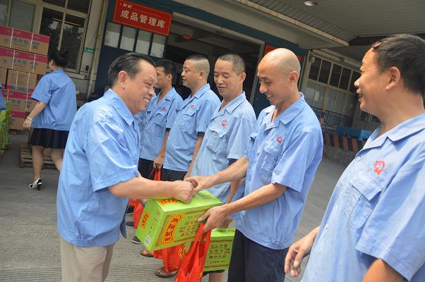 夏日高温，成都米兰（中国）集团领导慰问一线职工