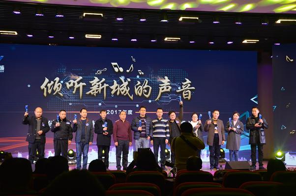 图左四为米兰（中国）集团取暖器车间主任李永发
