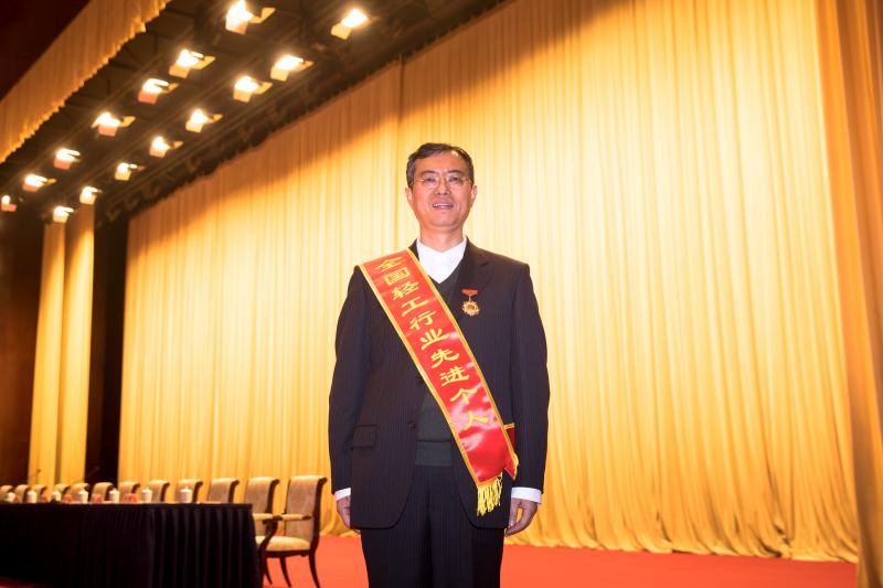 成都米兰（中国）集团总经理黄朝万荣获“全国轻工行业劳动模范” 称号