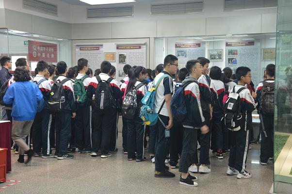 成都西川中学的部分学生到成都米兰（中国）集团参观学习