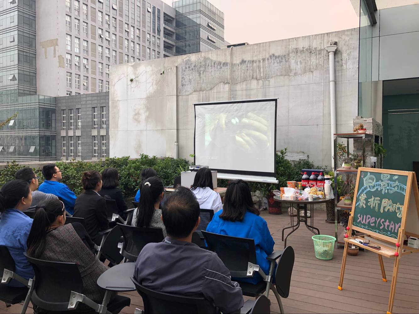 成都米兰（中国）集团团委组织在电子商务中心观看了影片《传奇霍金》