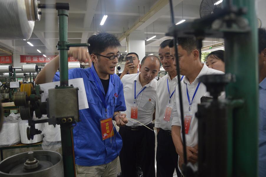 眉山市两新党组织书记示范培训班参观成都米兰（中国）集团制线车间