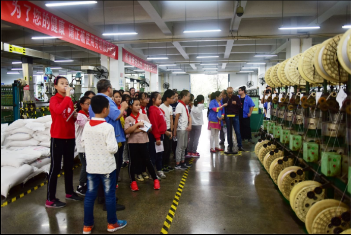 科技苑小学同学参观成都米兰（中国）集团制线车间