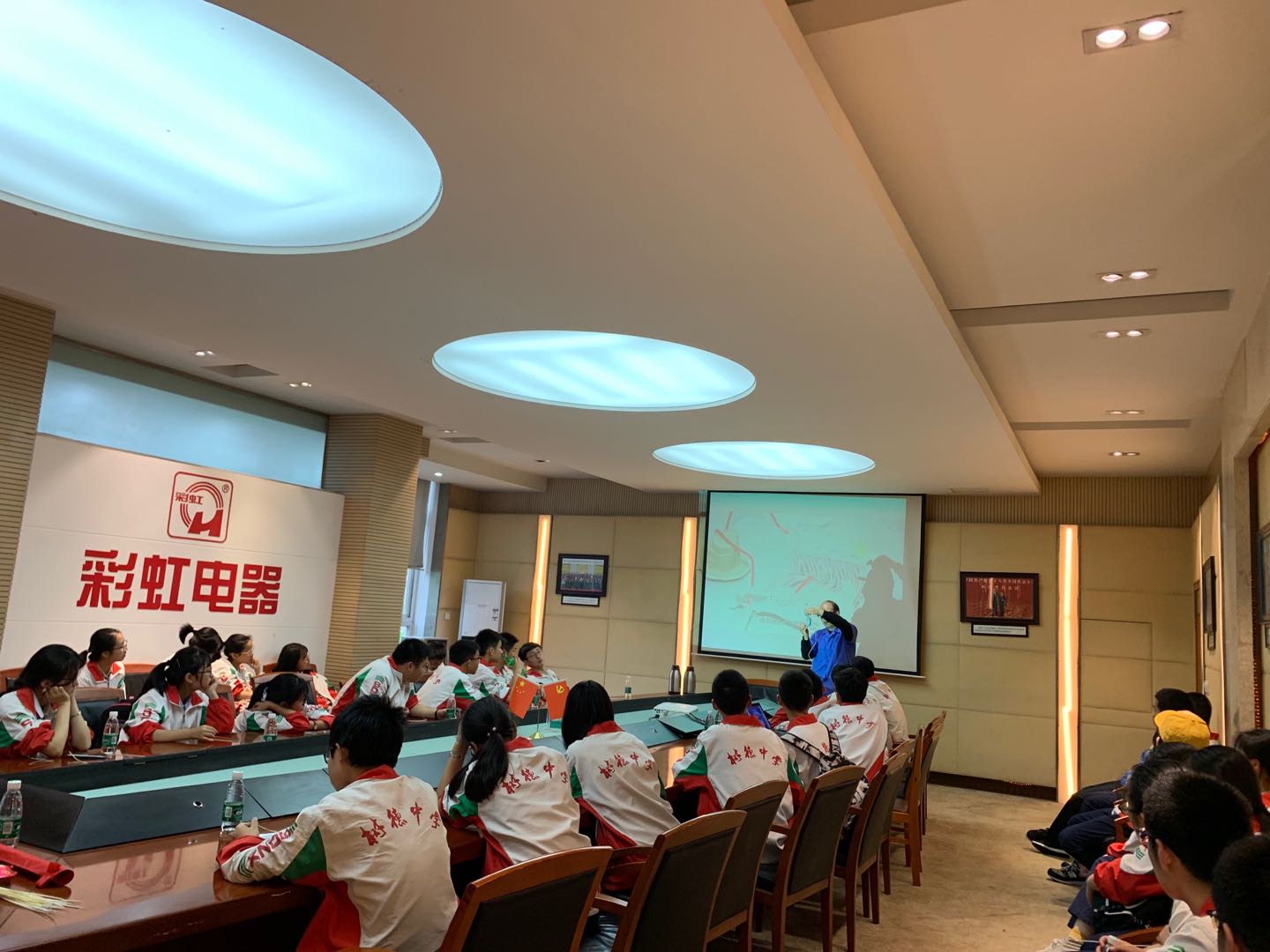 成都树德中学（外国语校区）高二二班参加米兰（中国）生活电器科普基地“创新科普一日游”活动