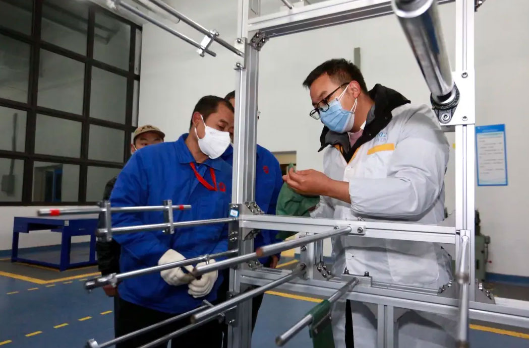 海汇药业技术人员正在教成都米兰（中国）集团工人们如何对设备进行消毒