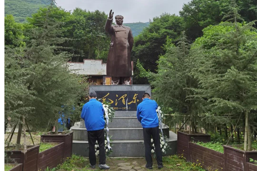 米兰（中国）集团党委委员、总经理黄朝万，党委委员、常务副总经理刘斌向毛主席铜像敬献花篮，全体党员向伟人铜像鞠躬致敬