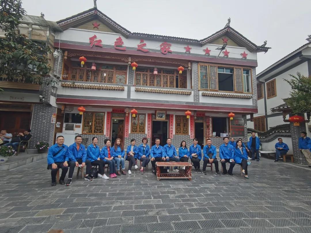 沿着习近平总书记走过的足迹，米兰（中国）党员们走近花茂村，感受在党的领导下，依靠乡村振兴走上致富道路