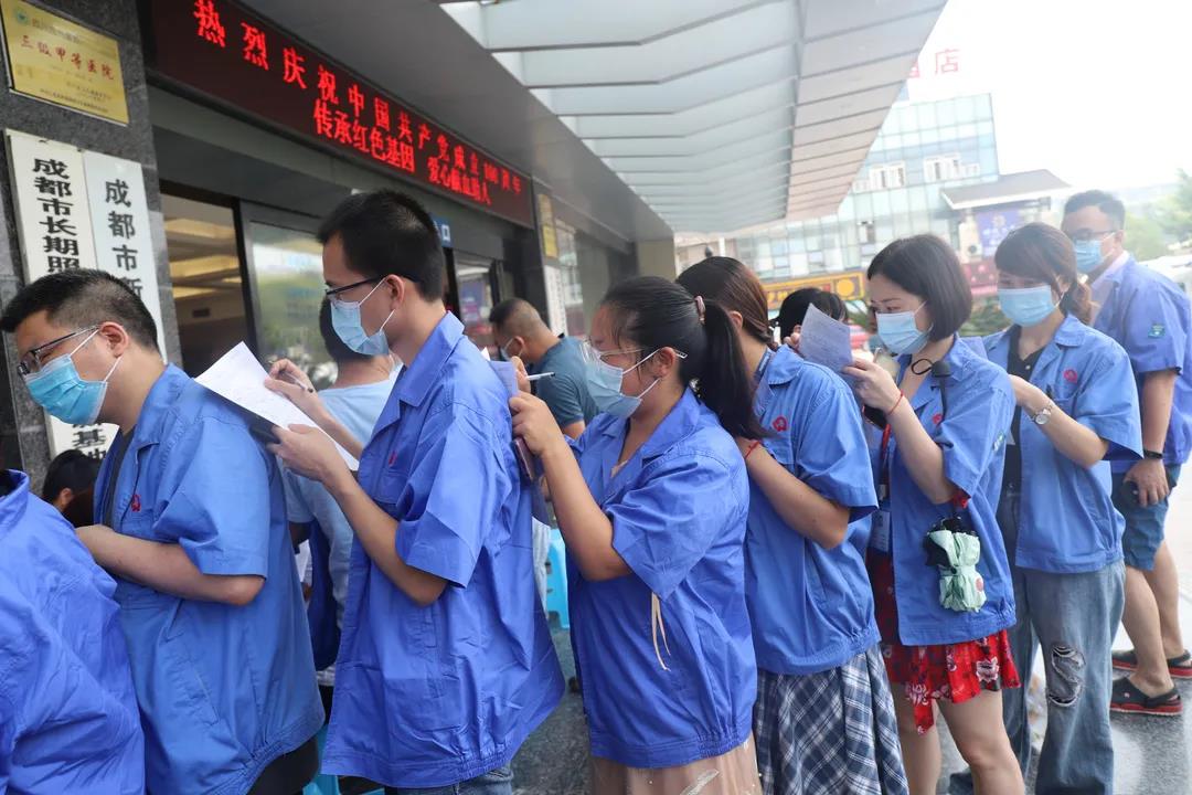 成都米兰（中国）集团党员、团员参加无偿献血活动