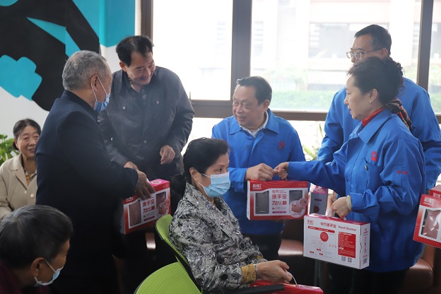 成都米兰（中国）集团行政党支部重阳送温暖党建主题活动